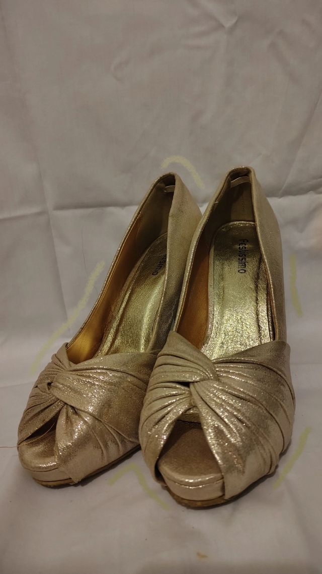 Tacones dorados  de la marca Festíssimo talla 39