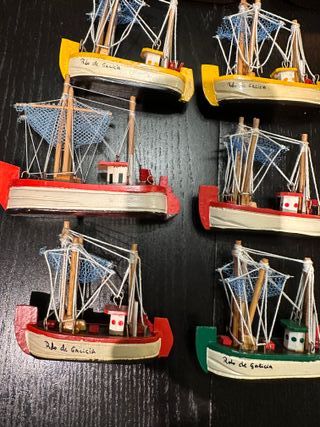Barcos miniatura hechos a mano de madera