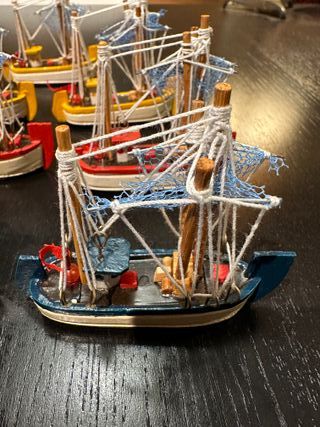 Barcos miniatura hechos a mano de madera