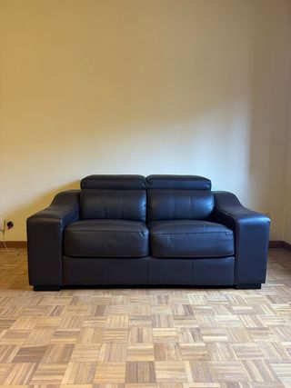 Sofá de dos plazas de piel marrón