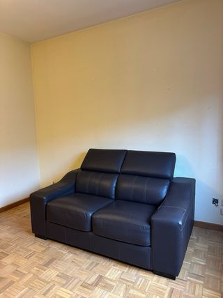 Sofá de dos plazas de piel marrón