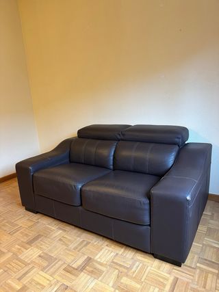 Sofá de dos plazas de piel marrón