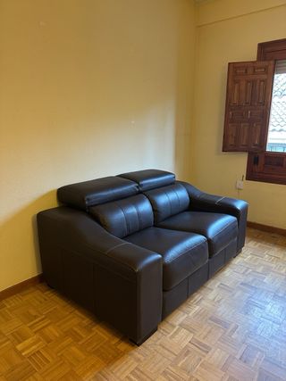 Sofá de dos plazas de piel marrón