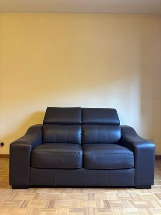 Sofá de dos plazas de piel marrón