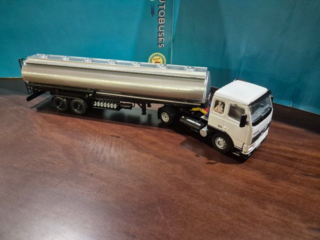 Volvo cisterna 1/43