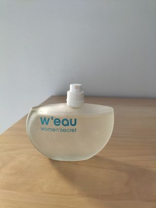 Diverse bottiglie di profumo vuote