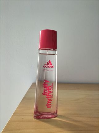 Diverse bottiglie di profumo vuote