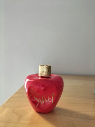 Diverse bottiglie di profumo vuote