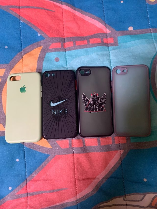 Cuatro fundas de iPhone SE