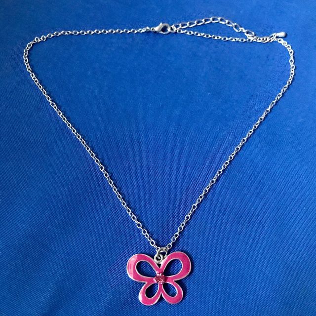 Collar mariposa con brillante rosa