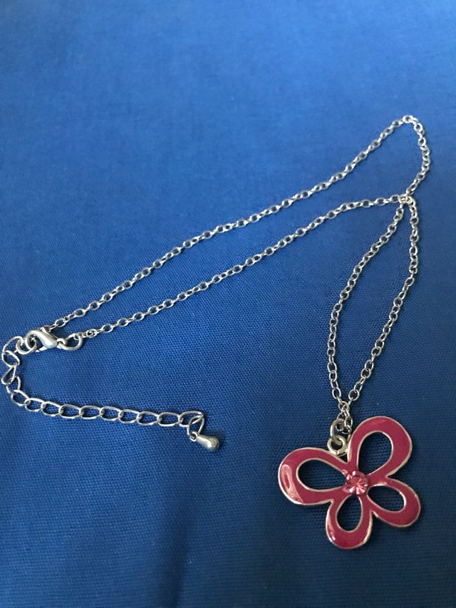 Collar mariposa con brillante rosa