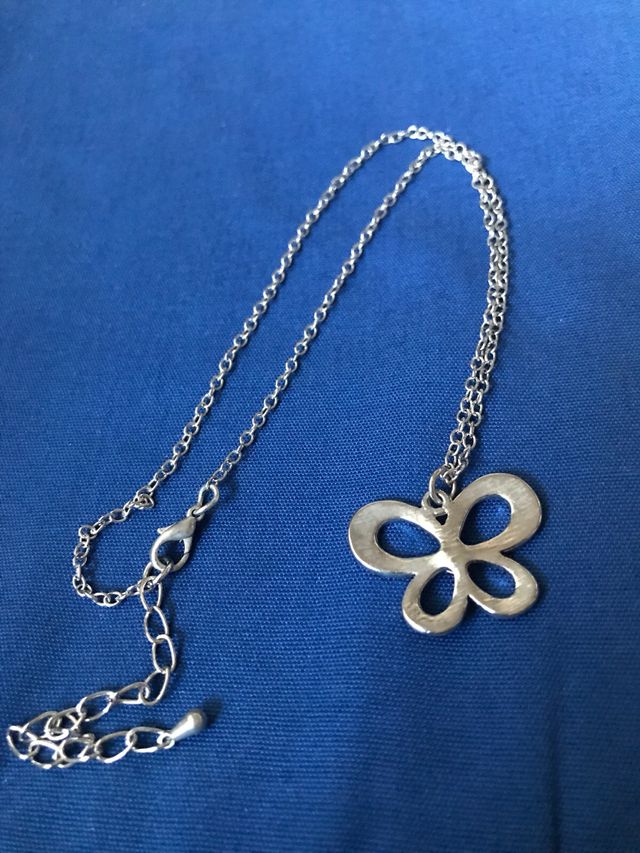 Collar mariposa con brillante rosa