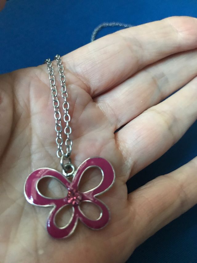 Collar mariposa con brillante rosa
