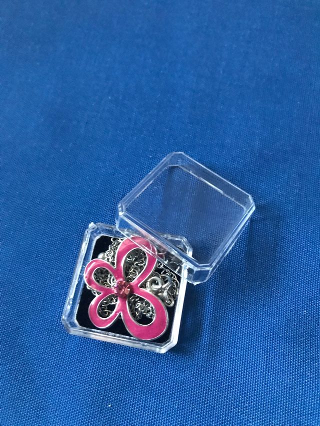 Collar mariposa con brillante rosa