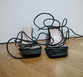 SANDALIAS DE TIRAS NEGRAS 