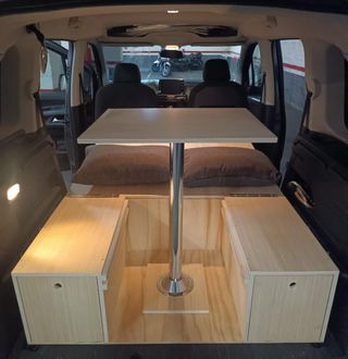 Mueble con mesa para furgoneta camper