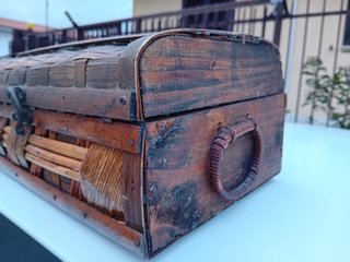 Vecchio baule in legno intagliato a mano