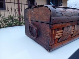 Vecchio baule in legno intagliato a mano