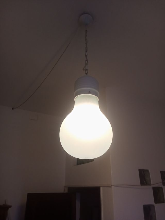 Lampadario a forma di lampadina