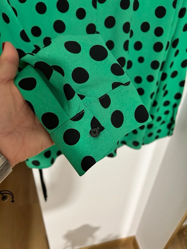 Elegante blusa verde de lunares
