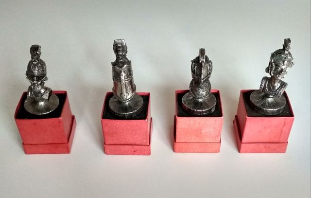 Colección de 4 tapones de botella. Cascos de guerr