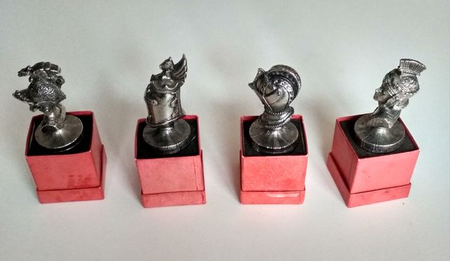 Colección de 4 tapones de botella. Cascos de guerr