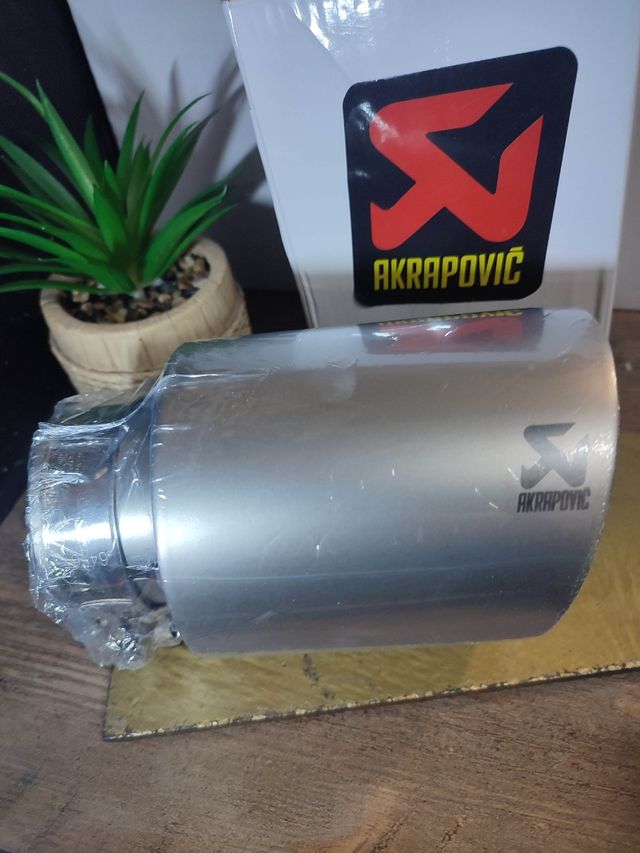 AKRAPOVIC Nuova punta del tubo di scarico
