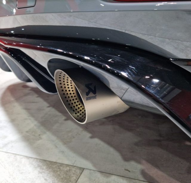 AKRAPOVIC Nuova punta del tubo di scarico