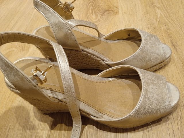 Sandalias cuña Champán