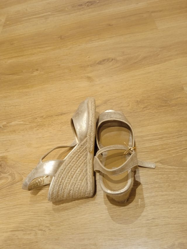 Sandalias cuña Champán