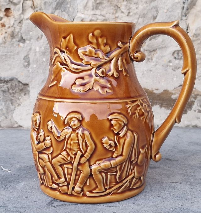 Jarra cerámica para servir cerveza.