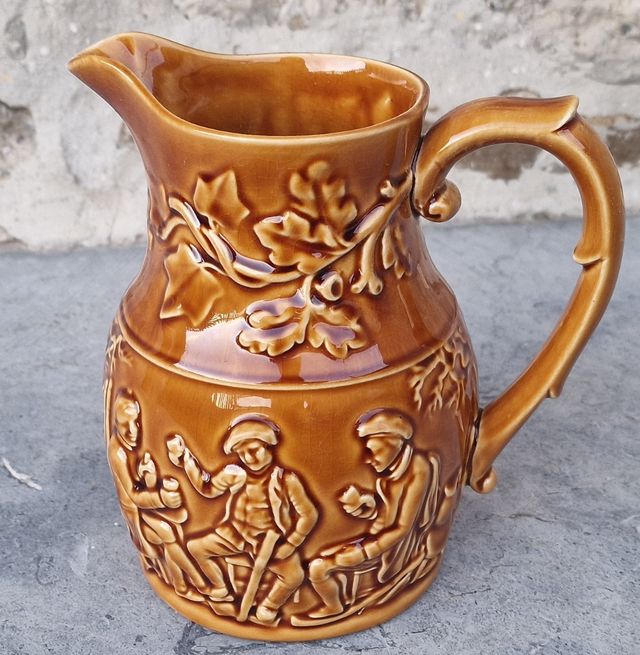 Jarra cerámica para servir cerveza.