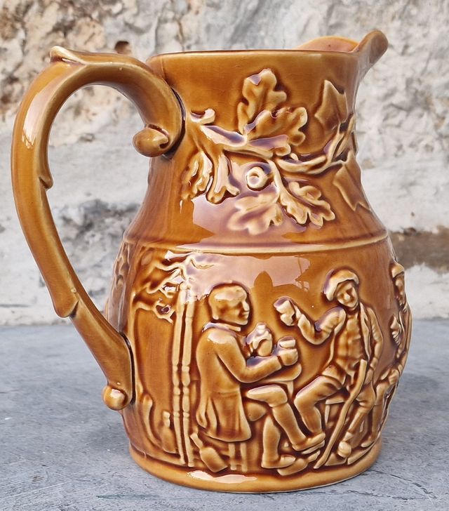 Jarra cerámica para servir cerveza.