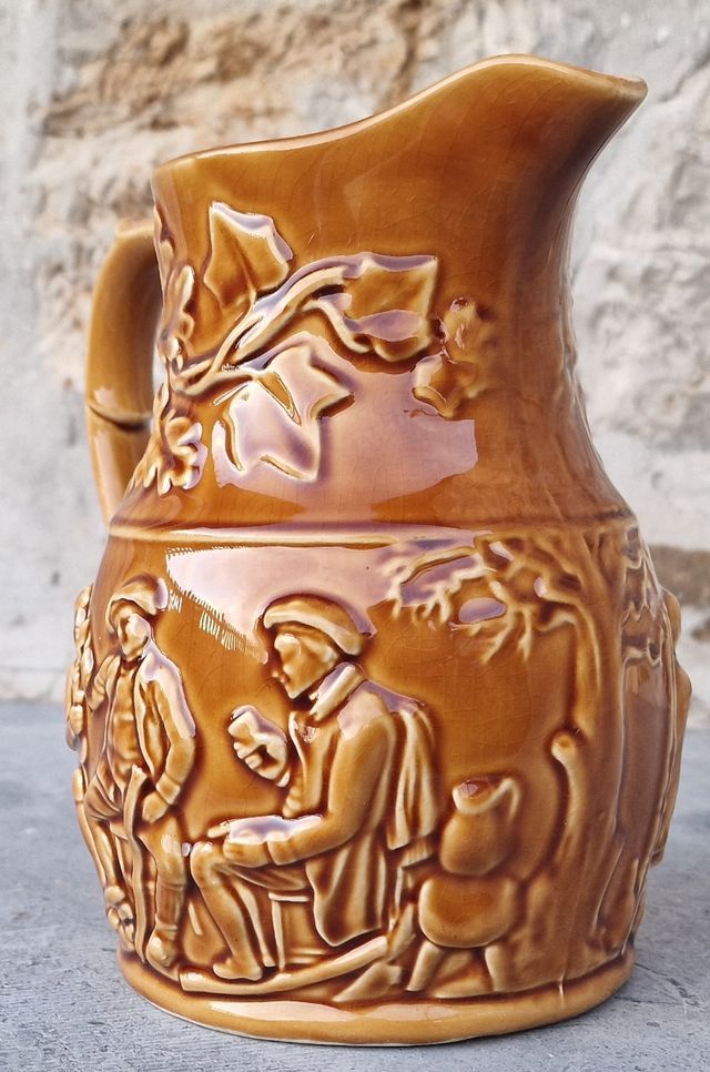 Jarra cerámica para servir cerveza.