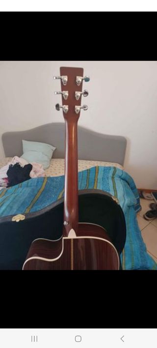 Chitarra acustica 