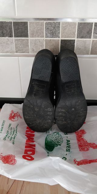 Botín negro con cordones