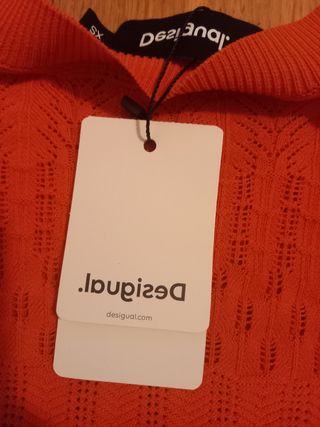 Camiseta de Desigual con etiqueta 
