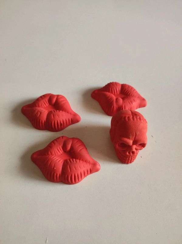 Lote 4 gomas borrar nuevas, 3 labios y 1 calavera