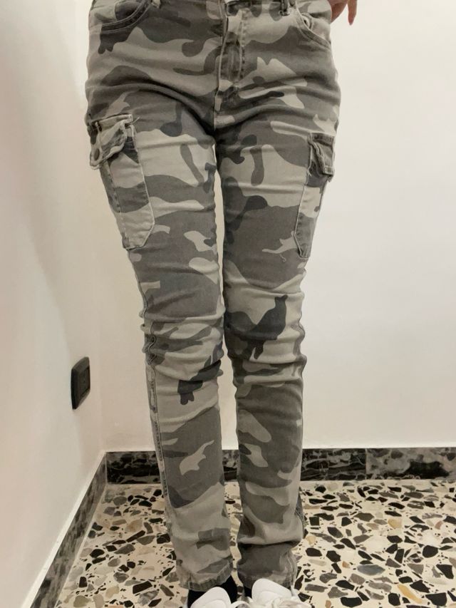 Pantaloni cargo slim fit militare