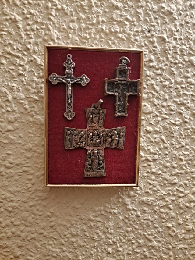 Cuadro con cruces antiguas de metal, decoración ún