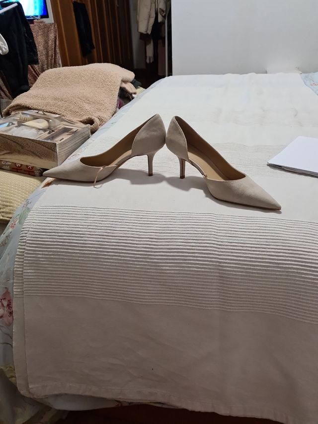 Zapatos salón color nude de ante.