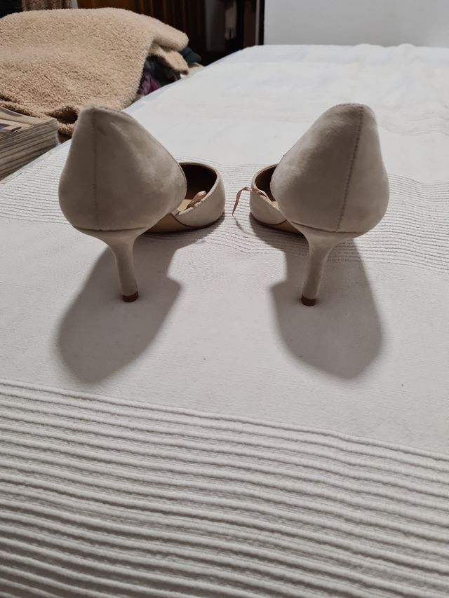 Zapatos salón color nude de ante.