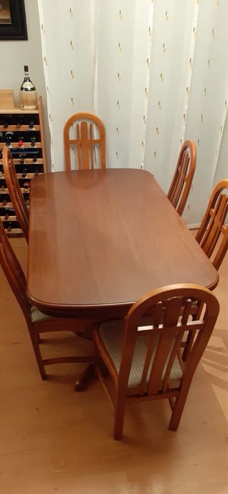 Conjunto mesa de salón de madera y seis sillas