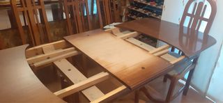 Conjunto mesa de salón de madera y seis sillas