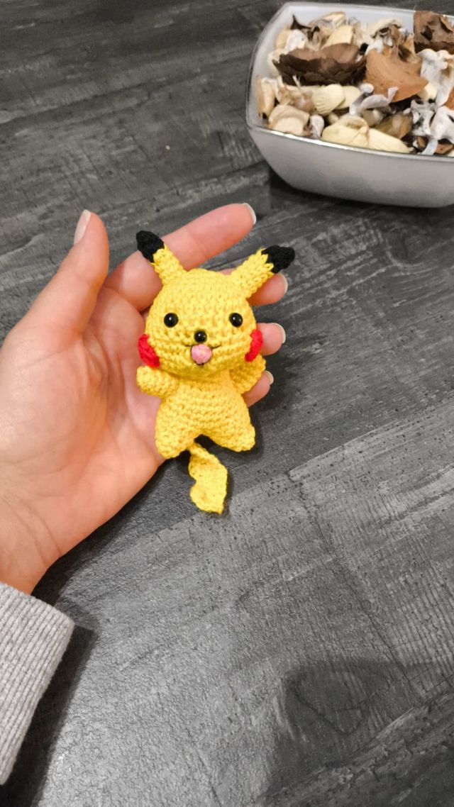 Peluche PIKACHU