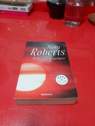 Sola ante el peligro