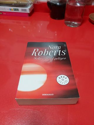 Sola ante el peligro