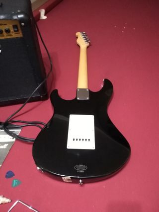Chitarra Yamaha e amplicatore Marshal