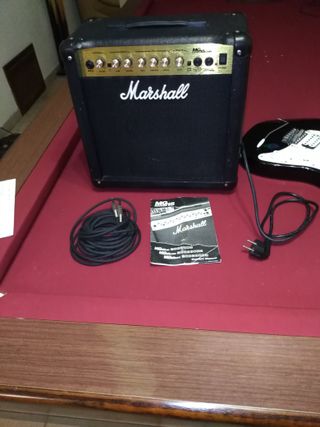 Chitarra Yamaha e amplicatore Marshal