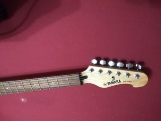 Chitarra Yamaha e amplicatore Marshal